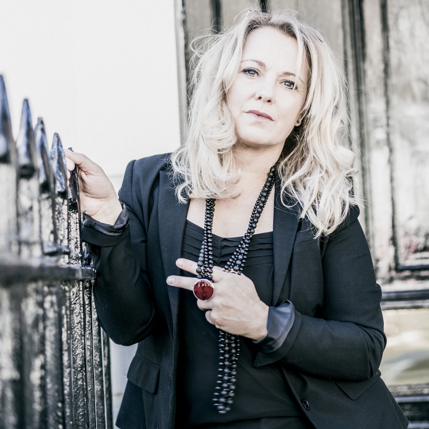 Portrait of artist Anni Thorn